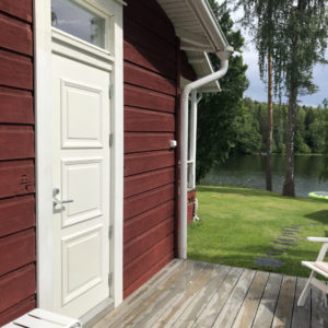 Soojapidavad välisuksed majale